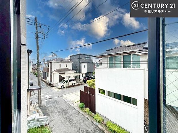落ち着きある住宅街です!周囲には高い建物がなく、空が広く開放感があり、陽当たりを大きく遮られることもありません!気持ちの良い風が通り抜ける街並みです!