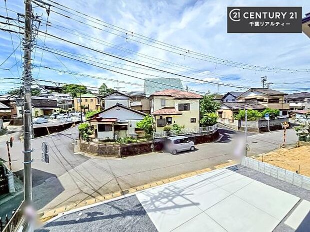 落ち着きある住宅街です!周囲には高い建物がなく、空が広く開放感があり、陽当たりを大きく遮られることもありません!気持ちの良い風が通り抜ける街並みです!