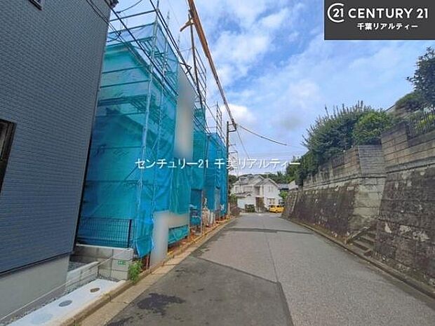 前面道路6m!陽当り良好な立地です。車庫入れが苦手な方も安心ですね。