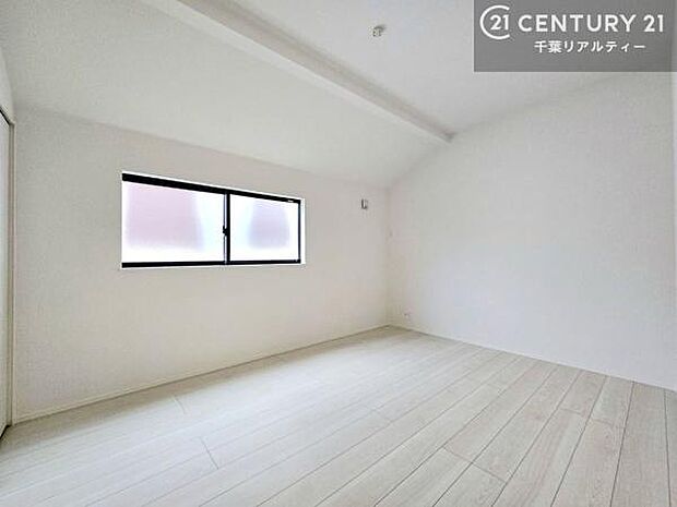 掃き出し窓がないお部屋は、お子様のお部屋としても安心です！収納スペースも充実しているので散らかったお部屋をサッと片付けられます！