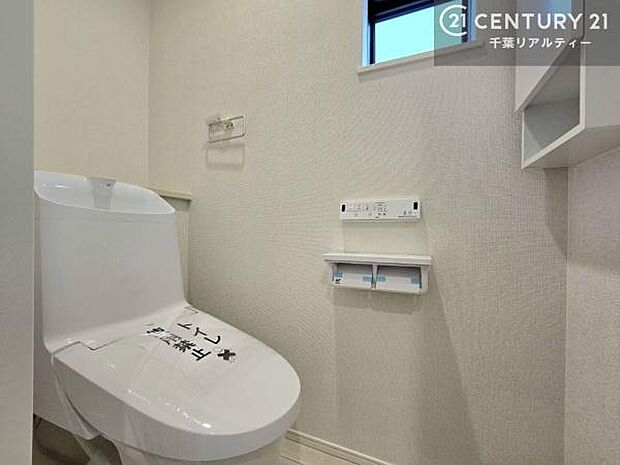 温水洗浄便座につき、冬場は便座が暖かくできるので冷たい便座に座らずに済む嬉しい仕様です！シンプルなカラーを基調としているので、お手入れがしやすいです。