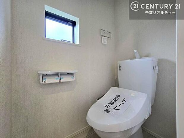 1・2階にトイレがございます！朝の忙しい時間帯も待たずにすみそうですね。白を基調とした清潔感のあるトイレでお手入れがしやすいです！