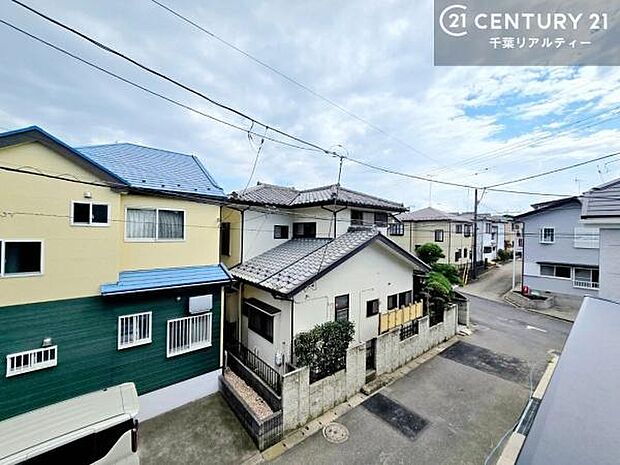 落ち着きある住宅街です！周囲には高い建物がなく、空が広く開放感があり、陽当たりを大きく遮られることもありません！気持ちの良い風が通り抜ける街並みです！
