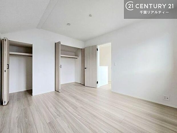 収納が充実しているからこそ、お部屋はいつも広々。掃除や片付けもラクになり、居心地の良い暮らしが続きます。