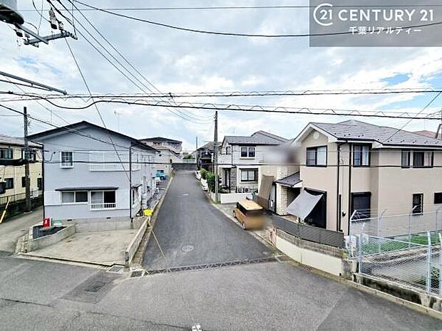 周囲は住宅街が広がる落ち着いた眺望。穏やかな街並みに包まれ、安心感のある住環境です。