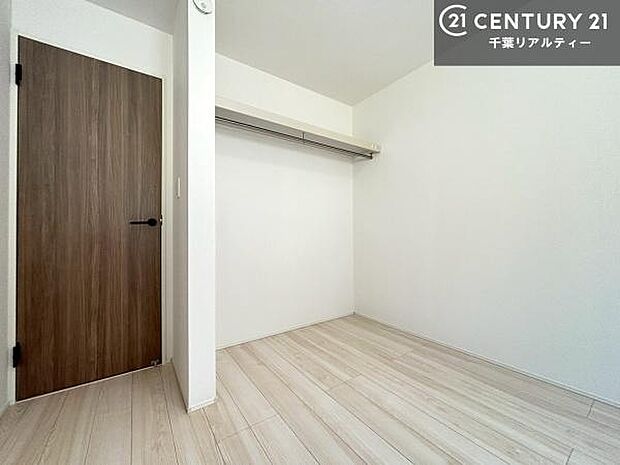 掃き出し窓がないお部屋は、お子様のお部屋としても安心です!収納スペースも充実しているので散らかったお部屋をサッと片付けられます!
