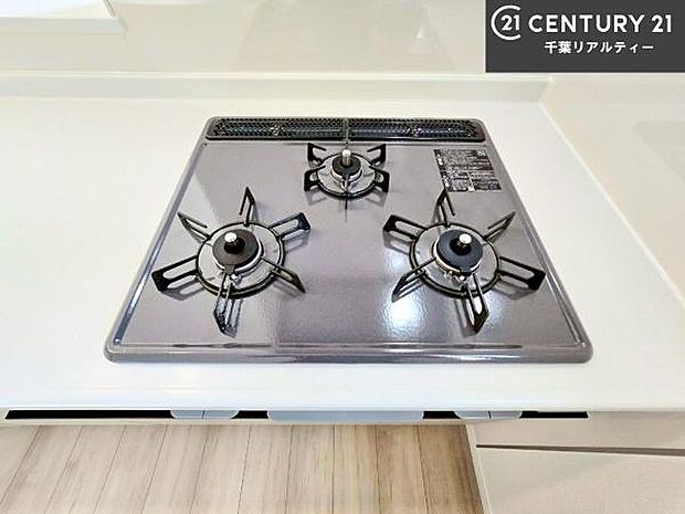 コンロは三口あるのでお料理の同時進行ができます。もちろんグリル付きです。調理スペースも広々している為作業がしやすい!使い勝手が良いシステムキッチンです!
