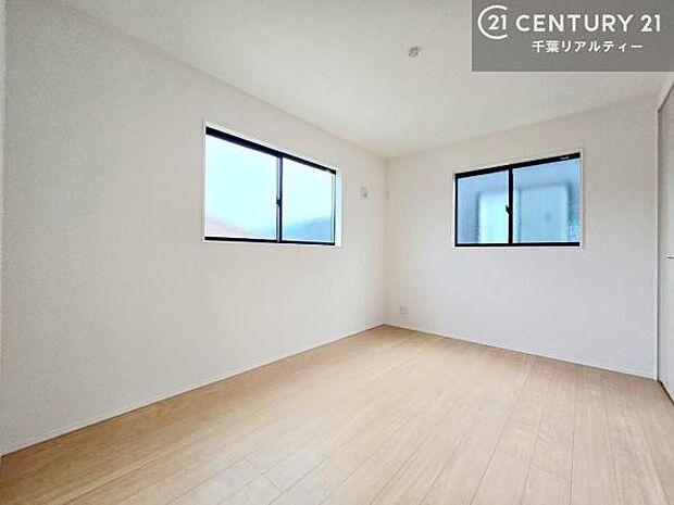 掃き出し窓がないお部屋は、お子様のお部屋としても安心です!収納スペースも充実しているので散らかったお部屋をサッと片付けられます!