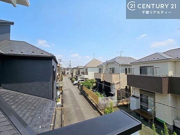 落ち着きある住宅街です!周囲には高い建物がなく、空が広く開放感があり、陽当たりを大きく遮られることもありません!気持ちの良い風が通り抜ける街並みです!