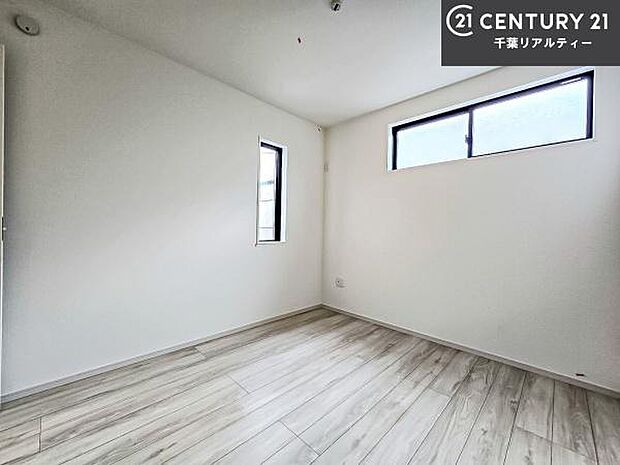 掃き出し窓がないお部屋は、お子様のお部屋としても安心です!収納スペースも充実しているので散らかったお部屋をサッと片付けられます!