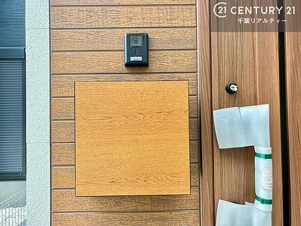 外壁に設置されたポストは、外観デザインと美しく調和しながら、使い勝手にも配慮された便利な設備です。