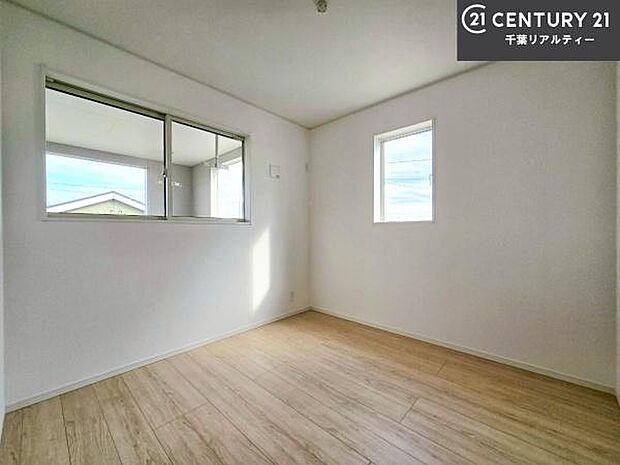 掃き出し窓がないお部屋は、お子様のお部屋としても安心です!収納スペースも充実しているので散らかったお部屋をサッと片付けられます!