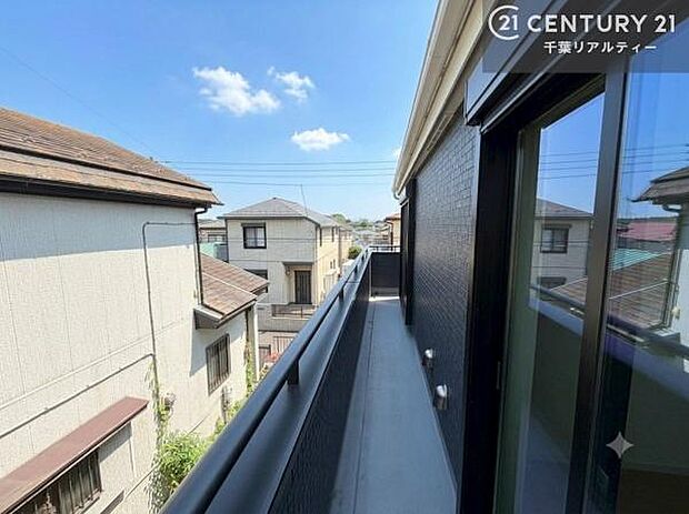 陽当たり良好なバルコニーです!晴れた日には青い空を見渡せる開放的な時間を楽しめます。