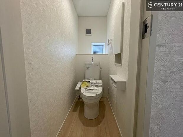 1・2階にトイレがございます!朝の忙しい時間帯も待たずにすみそうですね。白を基調とした清潔感のあるトイレでお手入れがしやすいです!