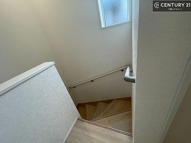 手すり付きで上り下りも安心な階段。毎日の移動をしっかりサポートしてくれる、使いやすさに配慮した設計です。お子様からご年配の方まで、ご家族みんなが快適に利用できます。