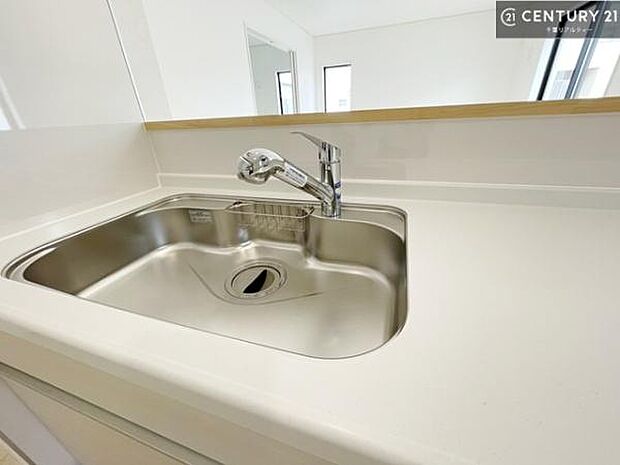 ワイドなシンクですね!水が跳ねにくく洗物がしやすい家事が楽々仕様のシステムキッチンです!デザイン性と機能性を兼ねたキッチンで清潔感がありますね!