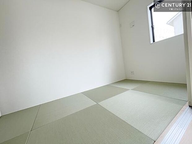 リビングと隣接している和室です!客間としてはもちろん、家事の休憩スペースとして使用するのもいいですね!