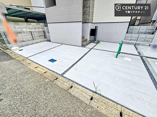 駐車スペースは2台分あります!セカンドカーはもちろん、バイクや自転車なども置き場所に困りません。