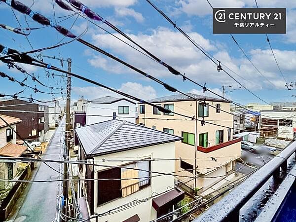 晴れた日には青い空を見渡せる開放的な時間を楽しめます。気持ちの良い風が通り抜ける街並みです！