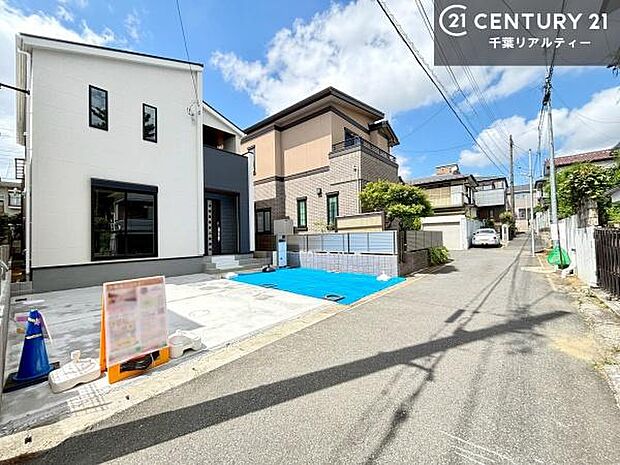 前面道路4m!陽当り良好な立地です。車庫入れが苦手な方も安心ですね。
