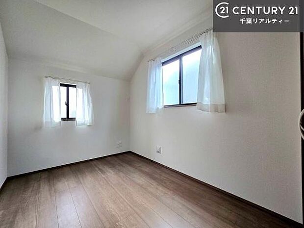 掃き出し窓がないお部屋は、お子様のお部屋としても安心です!収納スペースも充実しているので散らかったお部屋をサッと片付けられます!