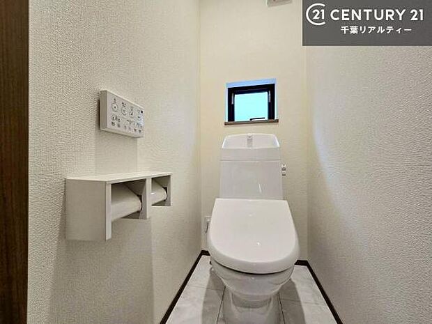 1・2階にトイレがございます！朝の忙しい時間帯も待たずにすみそうですね。白を基調とした清潔感のあるトイレでお手入れがしやすいです！