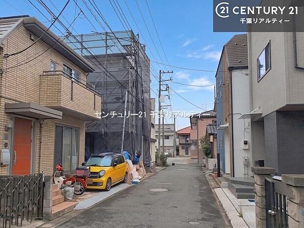 前面道路は4.9m!陽当り良好な立地です。車庫入れが苦手な方も安心ですね。