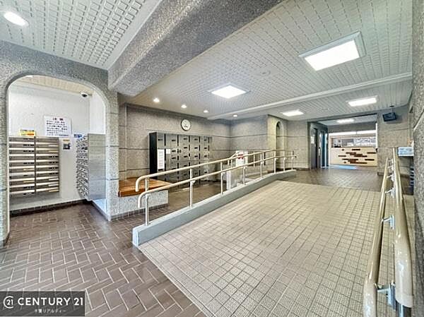 住まいの顔にふさわしい、明るく洗練されたエントランス。訪れる方を心地よく迎え入れる、上質な空間です。