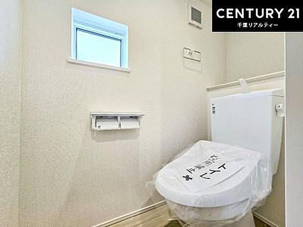1・2階にトイレがございます!朝の忙しい時間帯も待たずにすみそうですね。白を基調とした清潔感のあるトイレでお手入れがしやすいです!