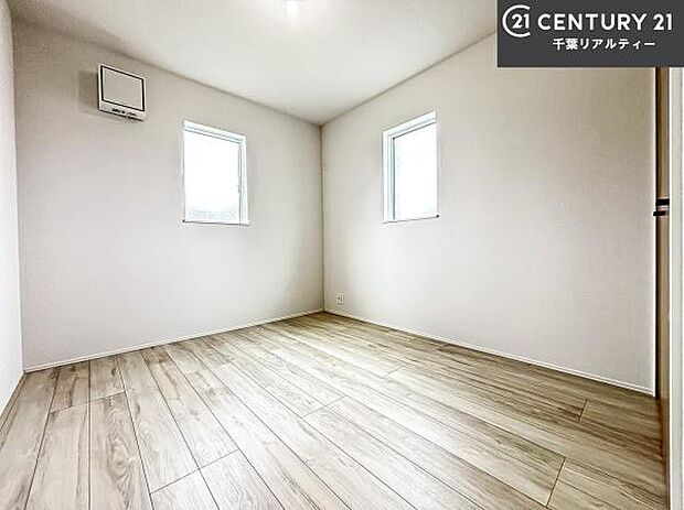 掃き出し窓がないお部屋は、お子様のお部屋としても安心です!収納スペースも充実しているので散らかったお部屋をサッと片付けられます!