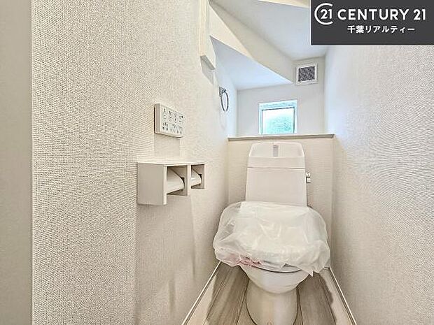 1・2階にトイレがございます!朝の忙しい時間帯も待たずにすみそうですね。白を基調とした清潔感のあるトイレでお手入れがしやすいです!