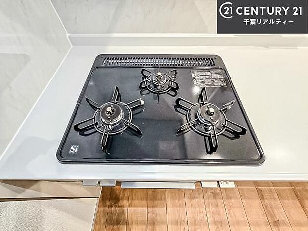 コンロは三口あるのでお料理の同時進行ができます。もちろんグリル付きです。調理スペースも広々している為作業がしやすい!使い勝手が良いシステムキッチンです!