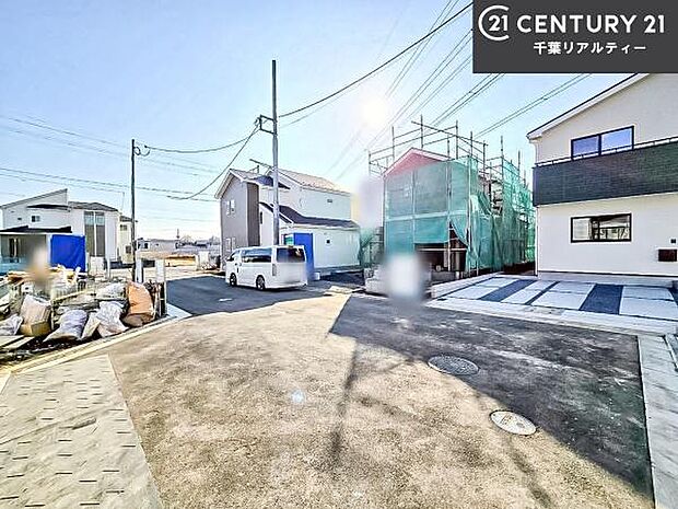 前面道路は6m!陽当り良好な立地です。車庫入れが苦手な方も安心ですね。