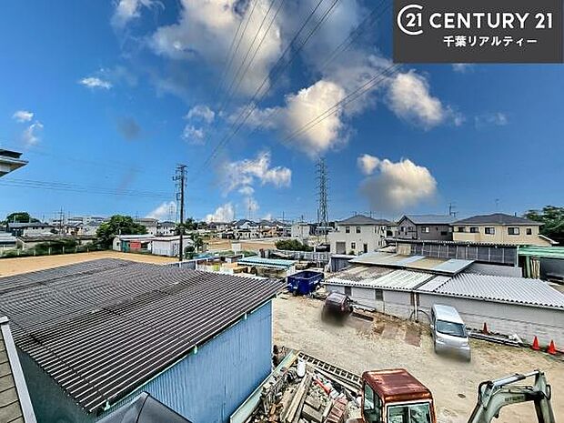 落ち着きある住宅街です!周囲には高い建物がなく、空が広く開放感があり、陽当たりを大きく遮られることもありません!気持ちの良い風が通り抜ける街並みです!