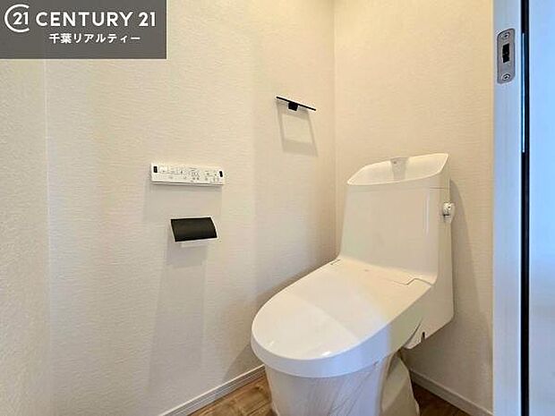 温水洗浄便座につき、冬場は便座が暖かくできるので冷たい便座に座らずに済む嬉しい仕様です!シンプルなカラーを基調としているので、お手入れがしやすいです。