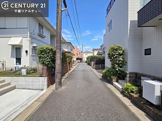 落ち着いた街並みが広がる閑静な住宅街に位置し、穏やかで心安らぐ暮らしを叶える住環境です。
