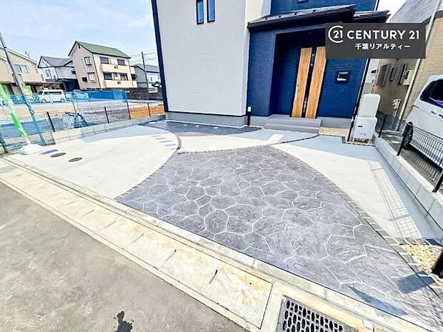 駐車スペースは3台分あります！セカンドカーはもちろん、バイクや自転車なども置き場所に困りません。