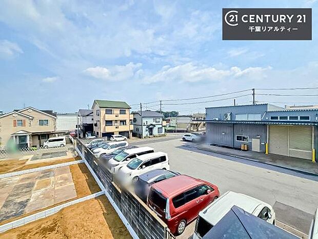 晴れた日には青い空を見渡せる開放的な時間を楽しめます。気持ちの良い風が通り抜ける街並みです!