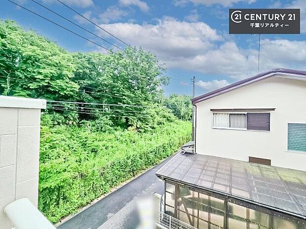 晴れた日には青い空を見渡せる開放的な時間を楽しめます。気持ちの良い風が通り抜ける街並みです！