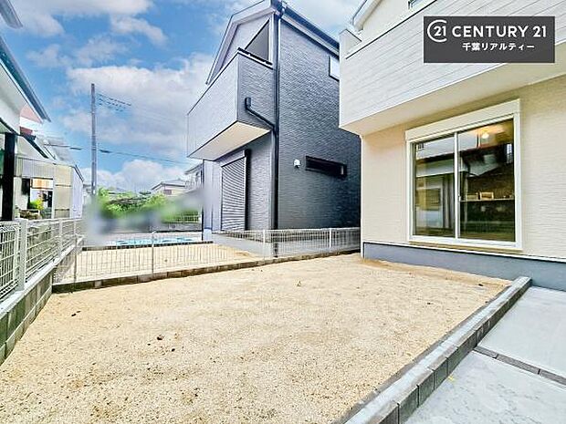 広々としたお庭付き。ガーデニングや家庭菜園など、ご家族それぞれのライフスタイルに合わせてお楽しみいただける魅力的な空間です。