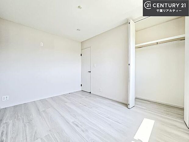住空間をすっきり使うためには必須ポイントの収納スペースですよね。是非現地でご確認ください!