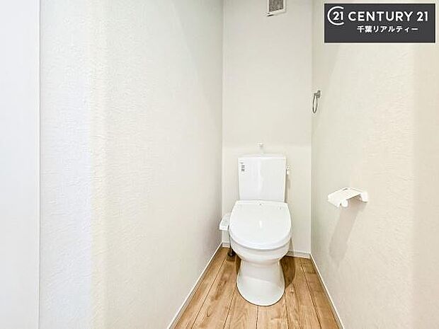 1・2階にトイレがございます!朝の忙しい時間帯も待たずにすみそうですね。白を基調とした清潔感のあるトイレでお手入れがしやすいです!