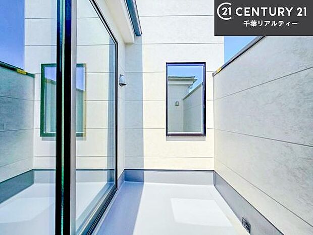 陽当たり良好なバルコニーです!晴れた日には青い空を見渡せる開放的な時間を楽しめます。