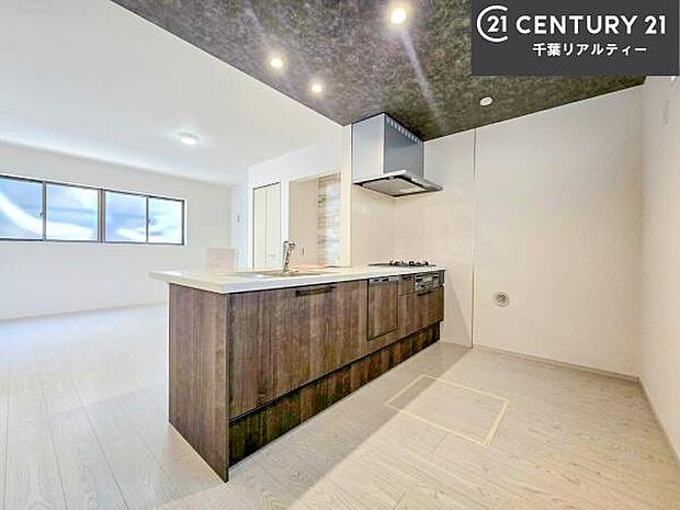 大人気の対面式システムキッチンを採用しています!ご家族のコミュニケーションが自然と増える設計です。お子様にも目が届くので嬉しいですね!広々使えて快適で作業が進みます。