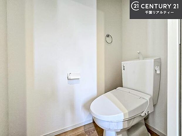 1・2階にトイレがございます!朝の忙しい時間帯も待たずにすみそうですね。白を基調とした清潔感のあるトイレでお手入れがしやすいです!