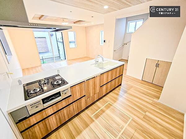 大人気の対面式システムキッチンを採用しています！ご家族のコミュニケーションが自然と増える設計です。お子様にも目が届くので嬉しいですね！広々使えて快適で作業が進みます。