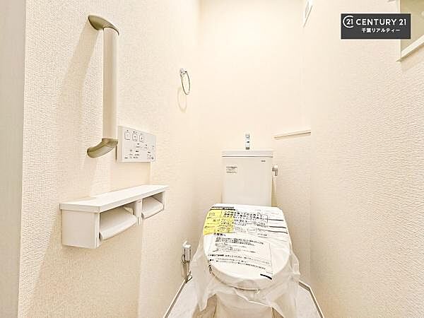 トイレには手洗いスペースが！！戸を触る前に手洗いが出来るので衛生的！