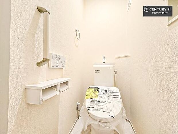 トイレには手洗いスペースが!!戸を触る前に手洗いが出来るので衛生的!