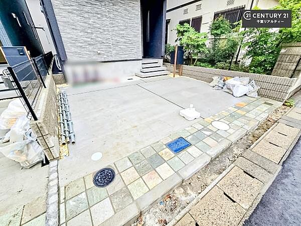 駐車スペースは2台分あります！セカンドカーはもちろん、バイクや自転車なども置き場所に困りません。