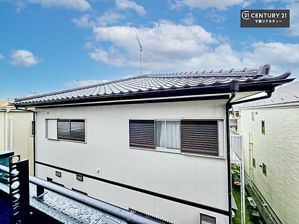 晴れた日には青い空を見渡せる開放的な時間を楽しめます。気持ちの良い風が通り抜ける街並みです！